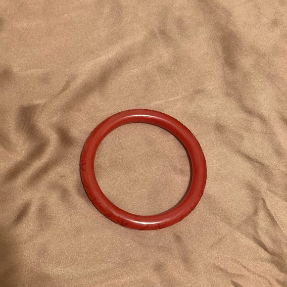Splendette Classic Narrow Red Heavy Carve Fakelite Bangle - Picture 2 of 2